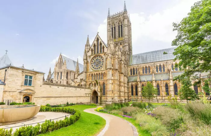 stunning lincoln cathedral outside | things to do in lincoln